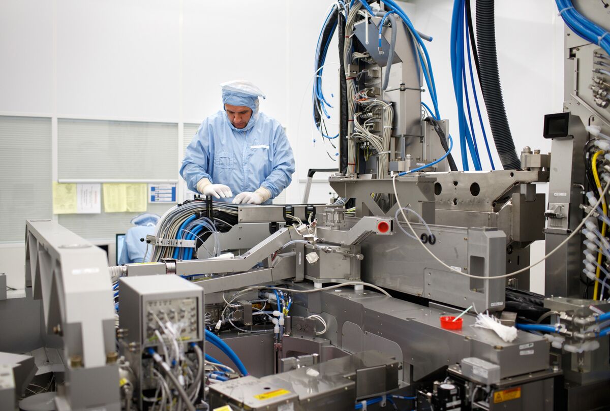 China Years Behind ASML’s Chipmaking Machines, CFO Dassen Says - Bloomberg