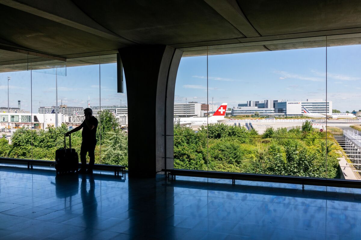 European Stocks Advance as Yields Ease, Travel Shares Rebound - Bloomberg