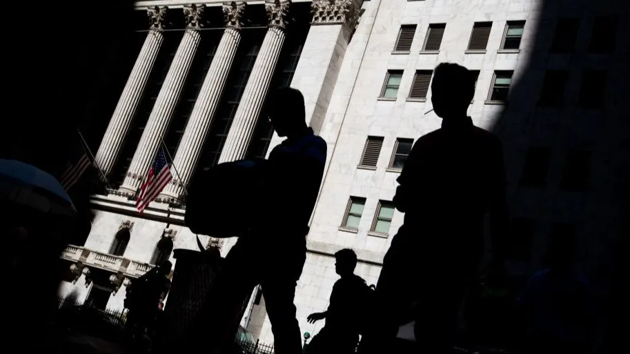 bloomberg.com - Watch Hedge Funds Get 'Gazumped' in New Poaching Strategy