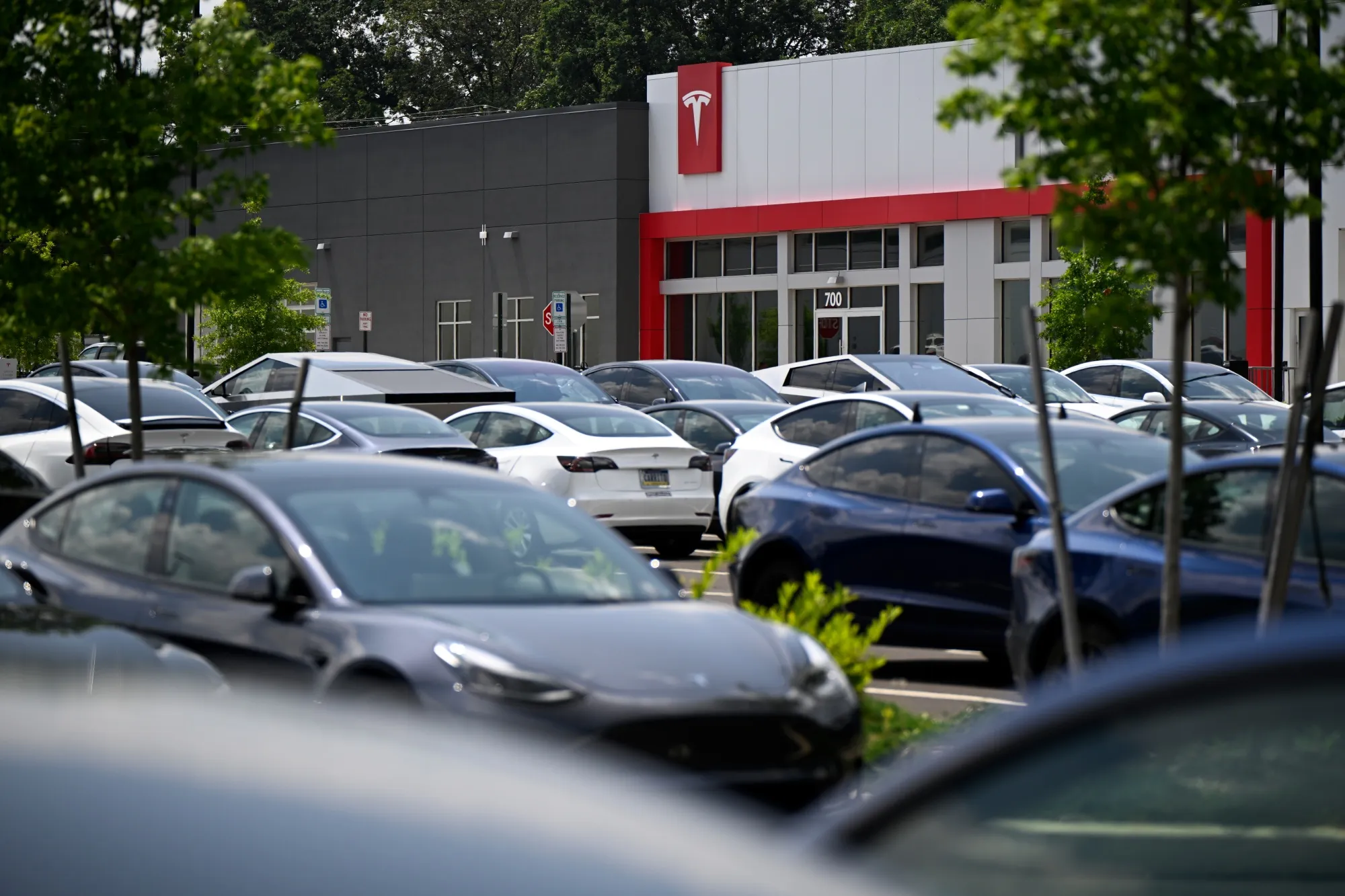 Vehículos Tesla en la tienda de la empresa en Warminster, Pensilvania.