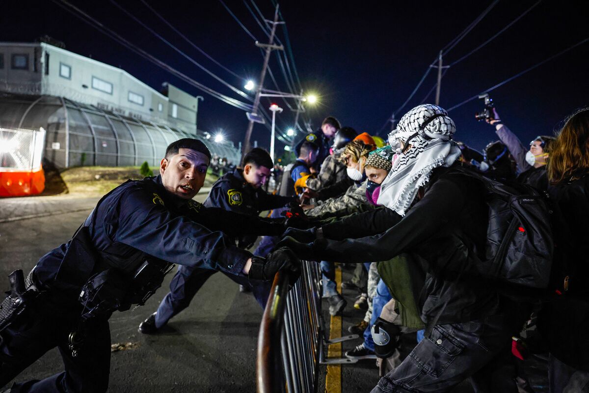 Newark Imposes Curfew at Migrant Detention Site as Visits Resume