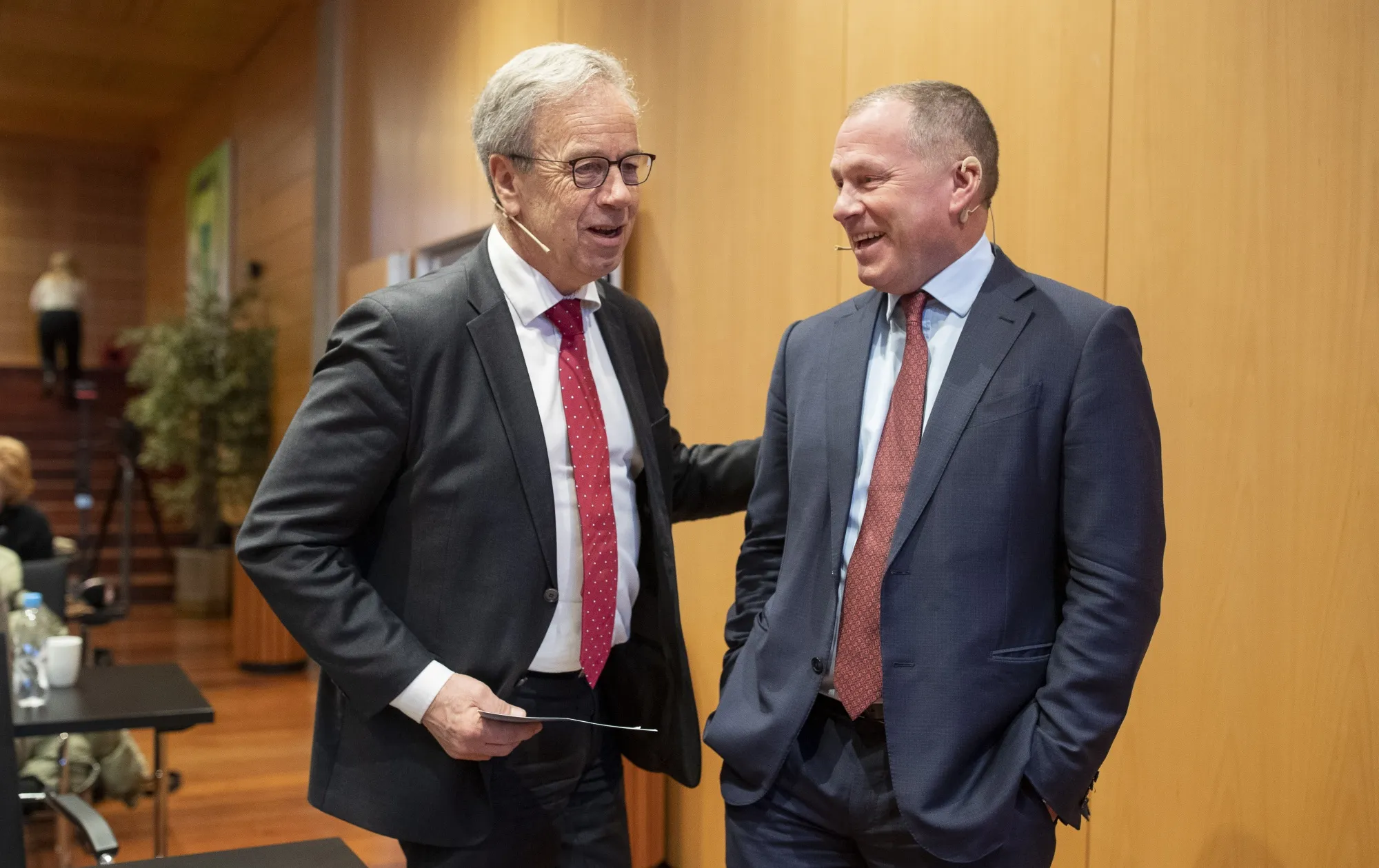 Nicolai Tangen, chief executive officer of Norges Bank Investment Management, right, and Oystein Olsen, governor of Norway's central bank, before a news conference presenting the annual results of the sovereign wealth fund in Oslo, Norway, on Thursday, Jan. 27, 2022.&nbsp;