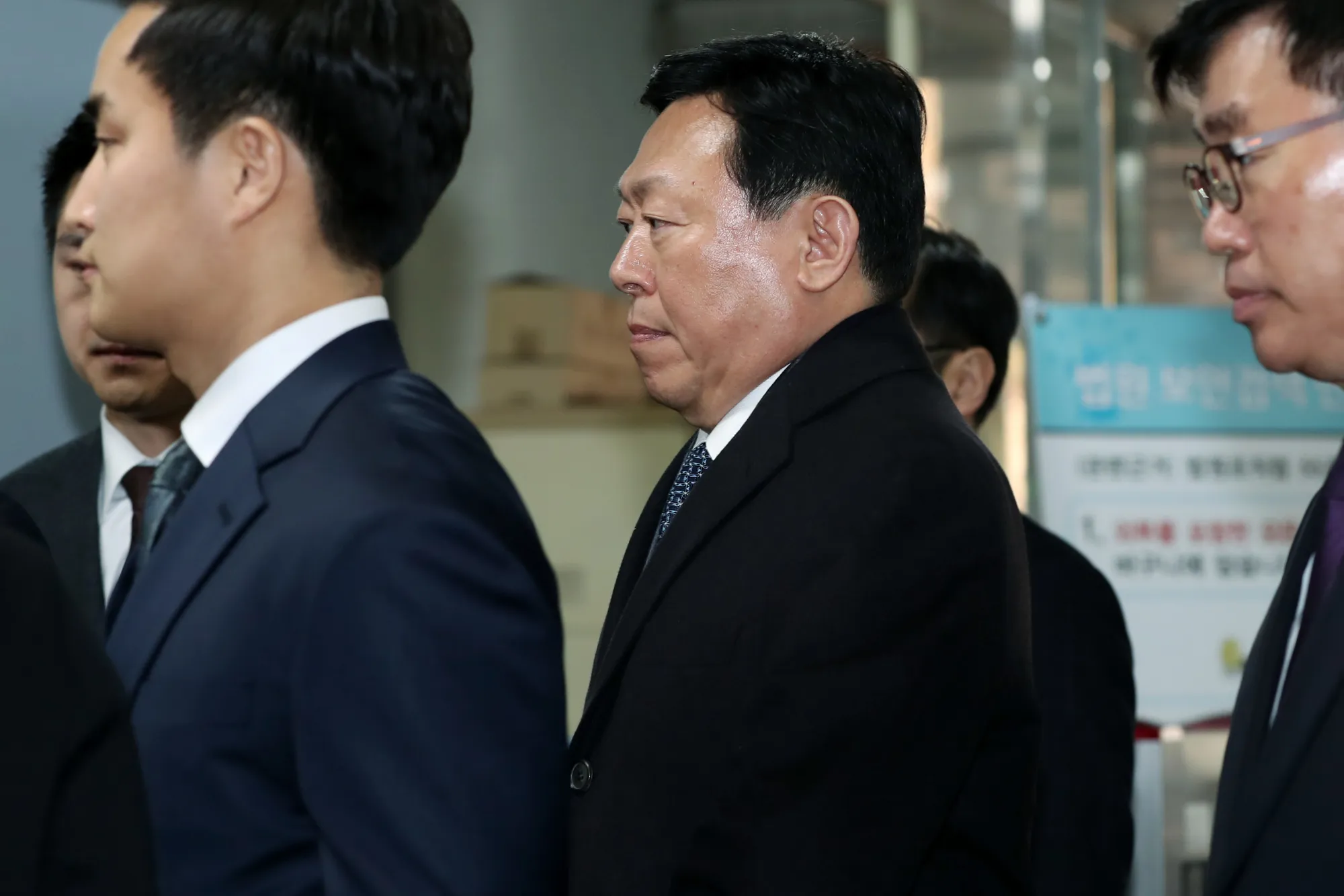 Shin Dong-bin arrives at the Seoul Central District Court on Feb. 13.