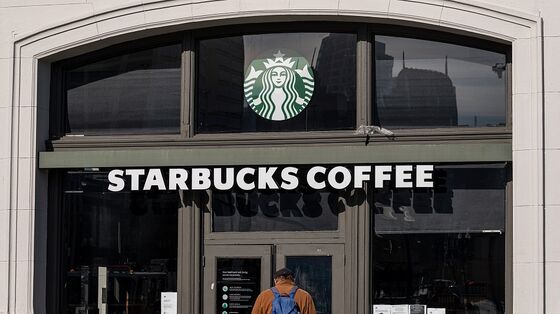 Starbucks Falls Amid Sales Slump and Brewer’s Departure