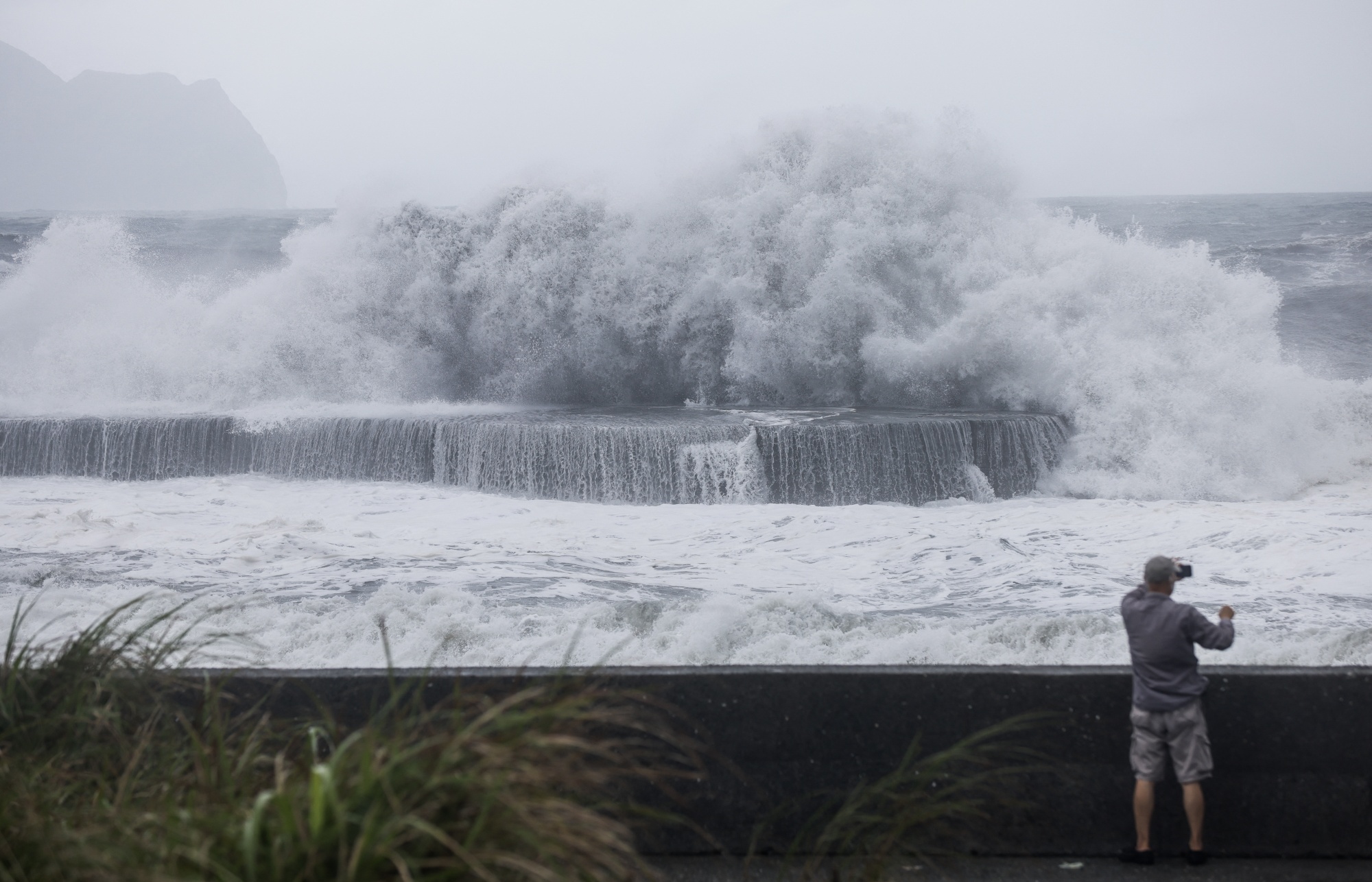 Sweltering Tokyo Braces for Approach of Typhoon Shanshan - Bloomberg