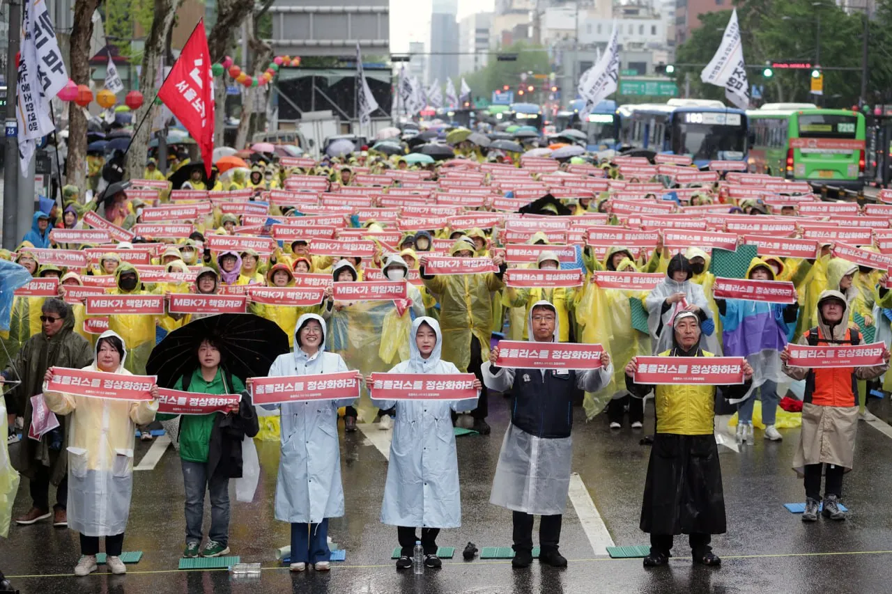 Protesters including Homeplus employees rally against MBK Partners and the discount chain’s management on May 1.