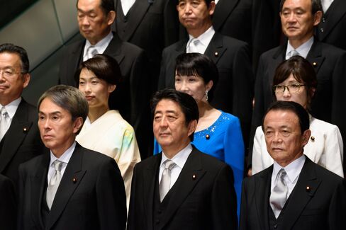 安倍首相(前列中央)と麻生財務相(同右)
