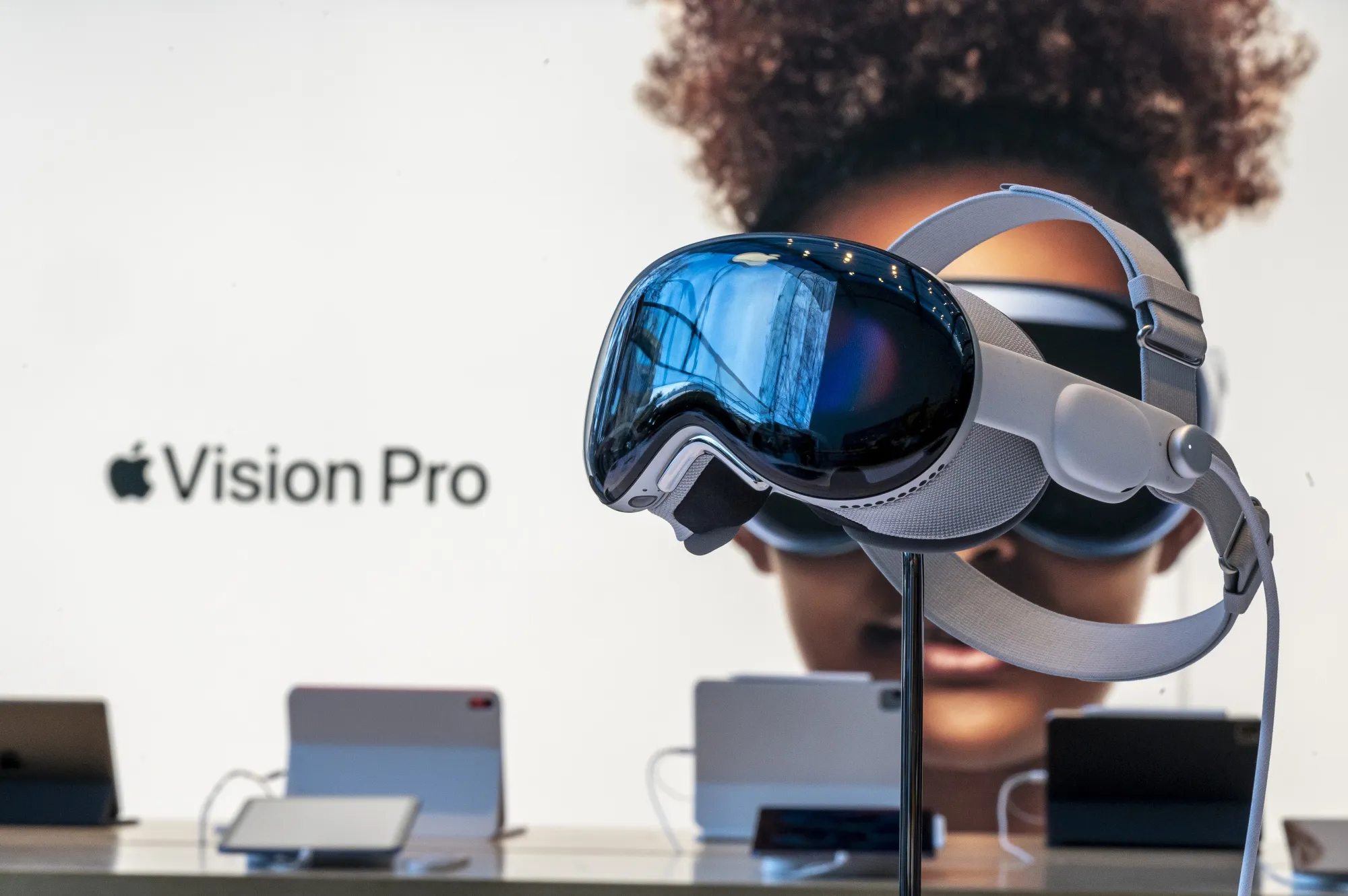 アップル、Vision Proで初の改良版計画-性能・装着感向上し年内にも アップル、Vision Proで初の改良版計画-性能・装着感向上し年内にも