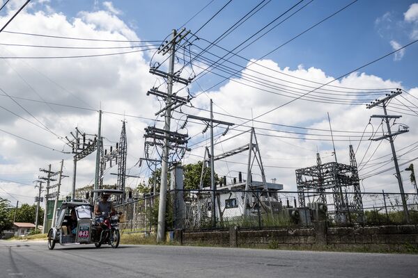 Extreme Heat Shuts Philippine Power Plants and Risks Blackouts