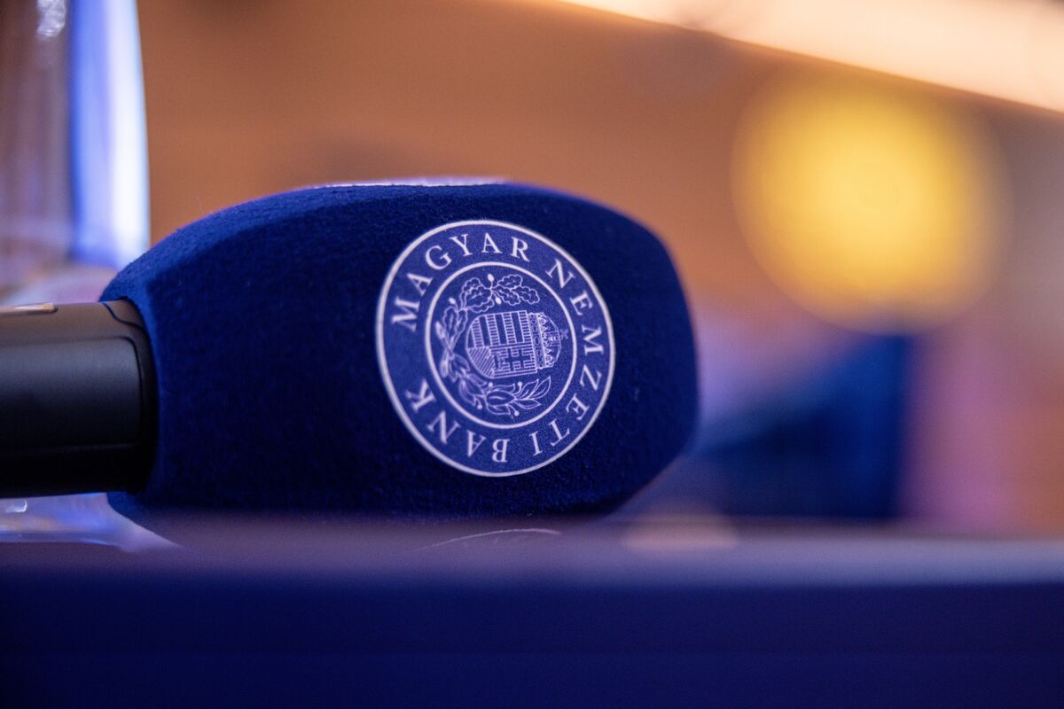 Hungary Moves Toward Accelerating Interest Rate Cuts (EUR HUF) Bloomberg