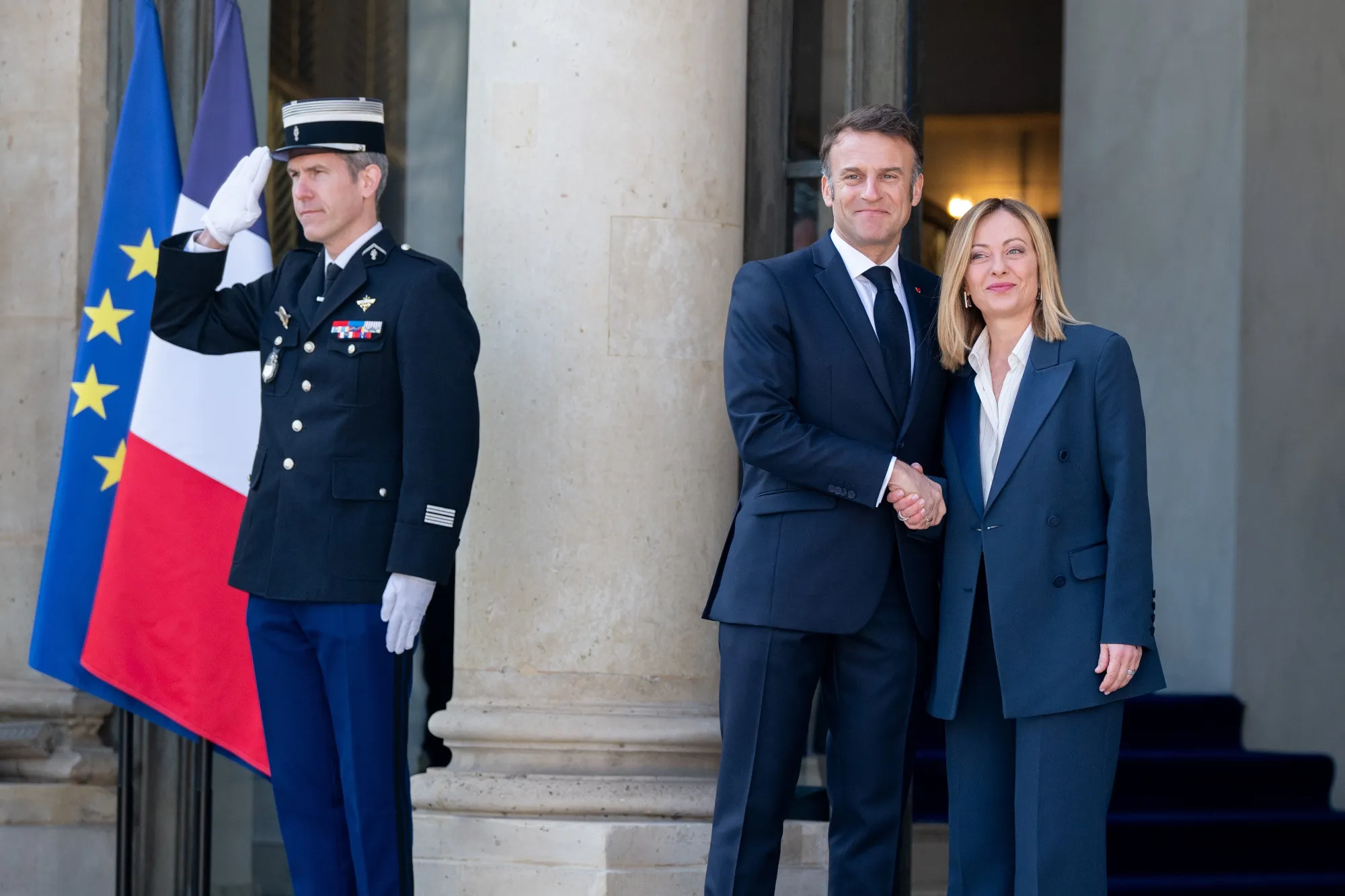 Эммануэль Макрон нарушил протокол слишком теплыми объятиями с Мелони