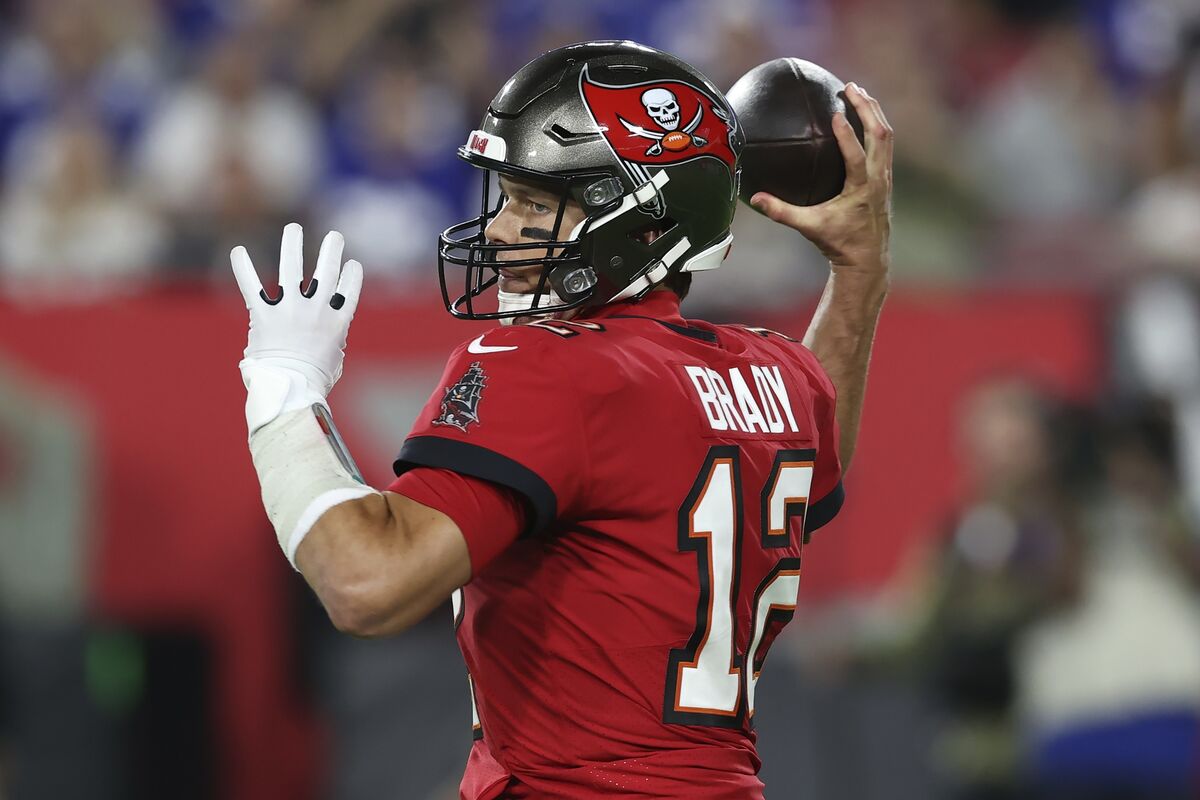 Bucs' Brady Breaks Own Record But Suffers 1st Losing Season - Bloomberg