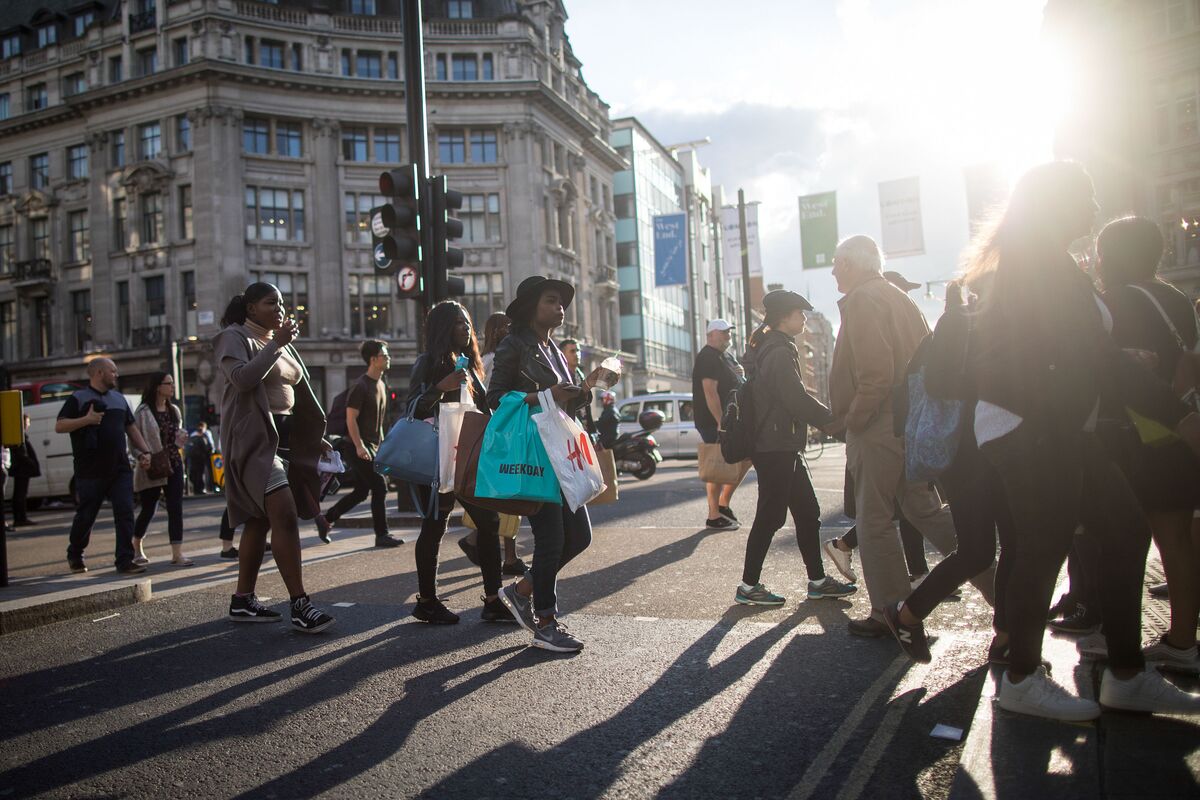 U.K. Consumer in Torrid State as High Street Spending Sags - Bloomberg