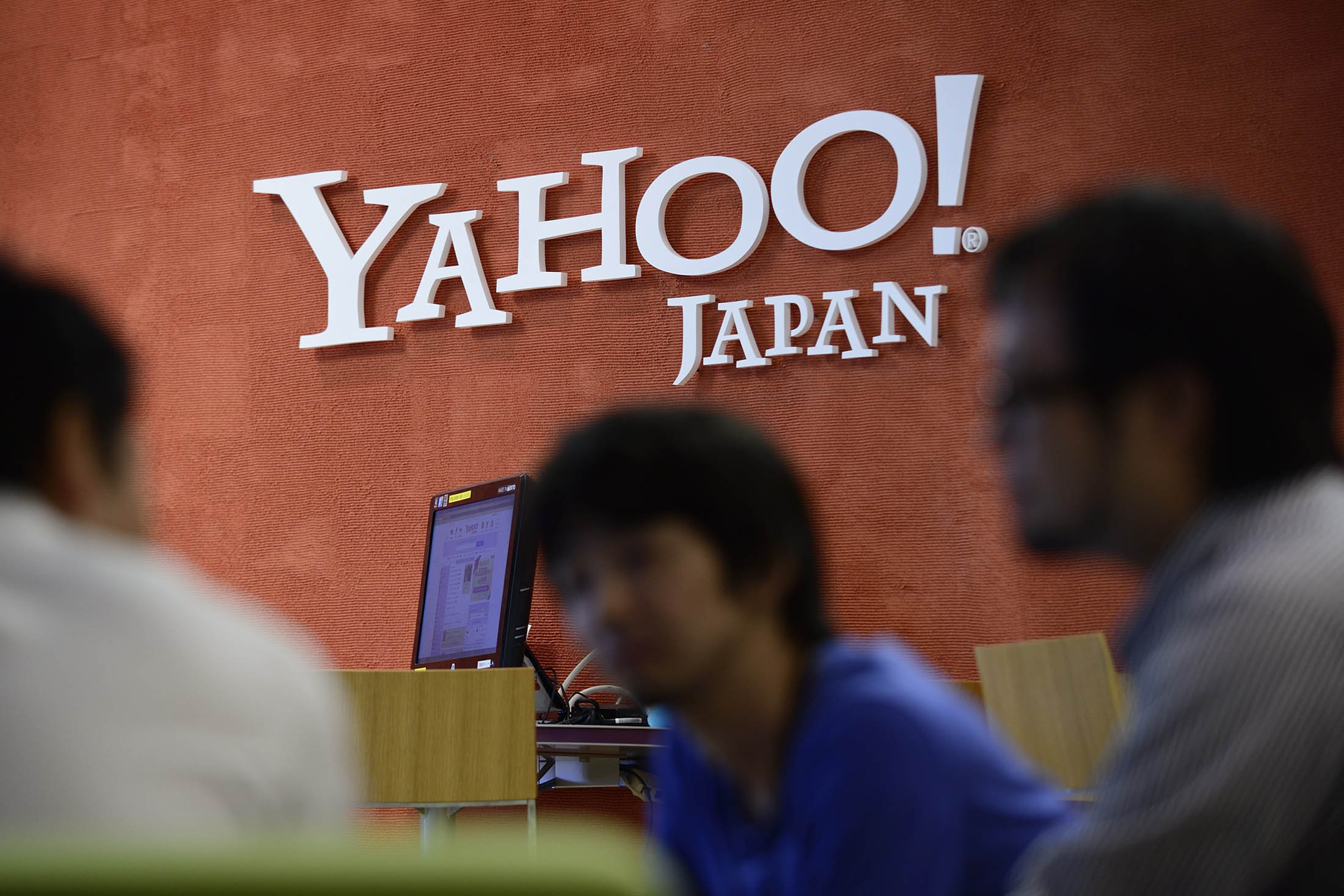 Yahoo Japan Slumps After Shareholder Signals Stock Sale - Bloomberg