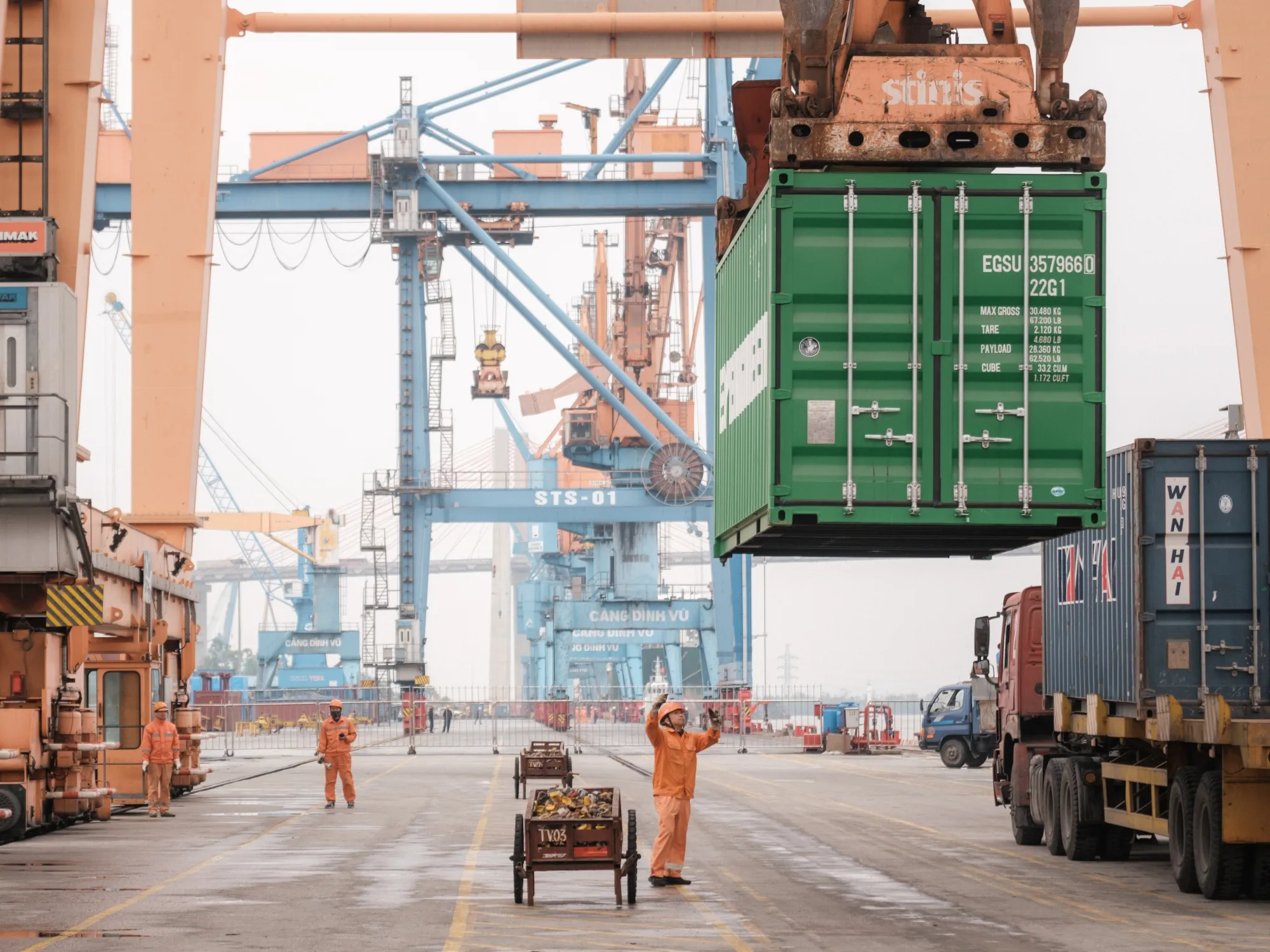 Vietnam on Wednesday reiterated that it wants its companies to buy more high-value US imports in large volumes.&nbsp;