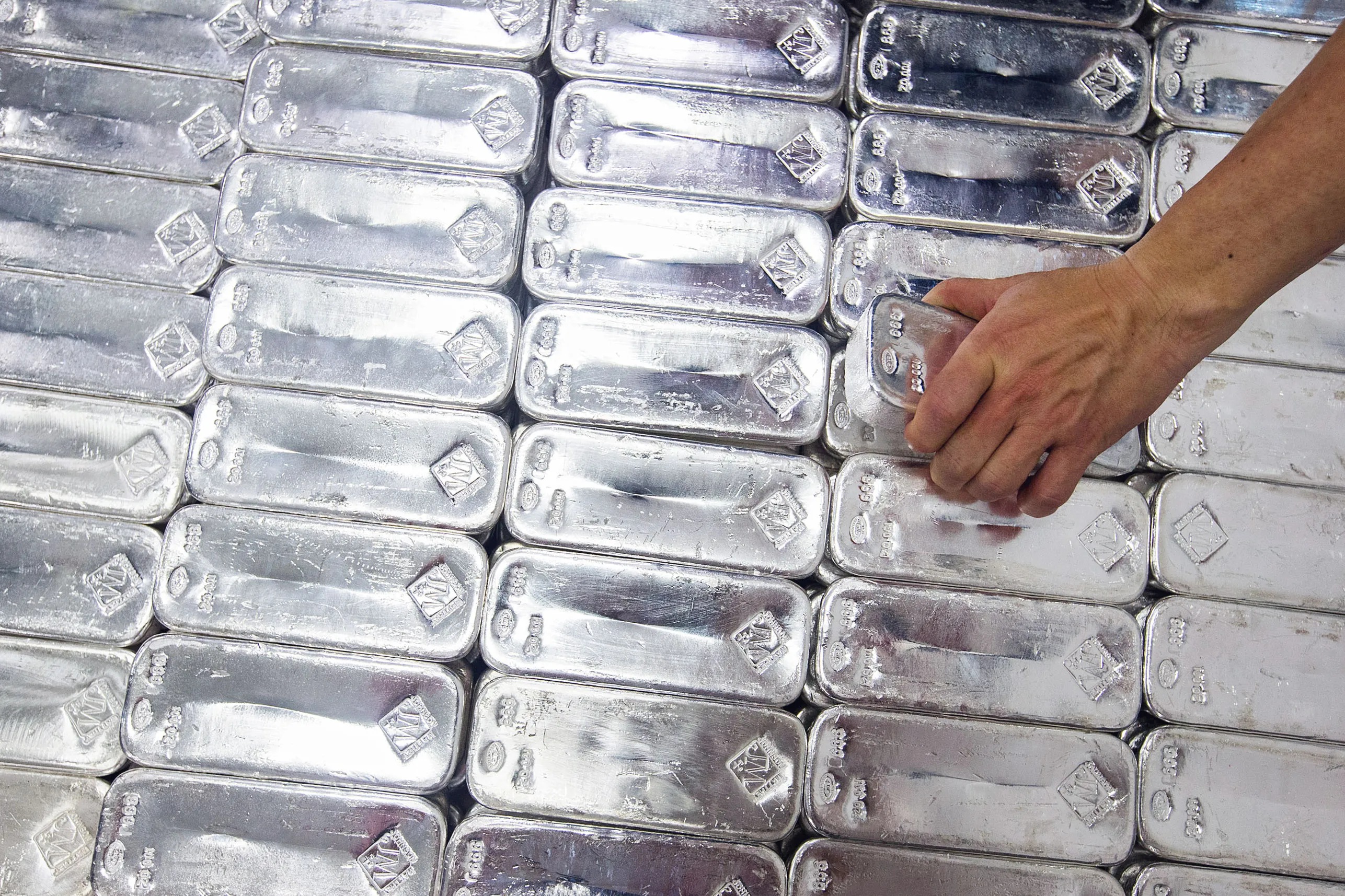 銀先物続落、商品指数の年次リバランスで数十億ドルの売り観測 - Bloomberg