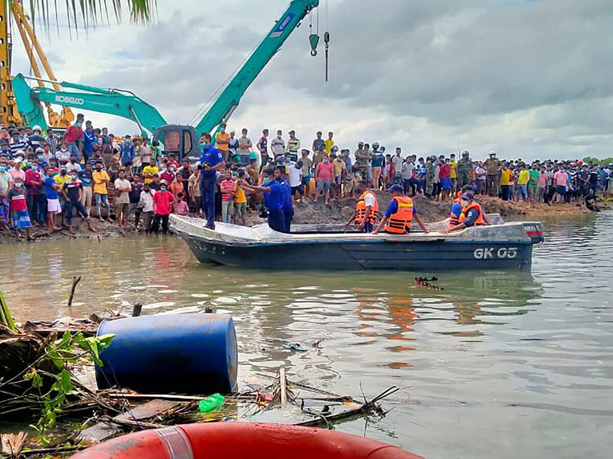 Ferry Sinks in Sri Lanka, Killing at Least 6 Including Children - Bloomberg