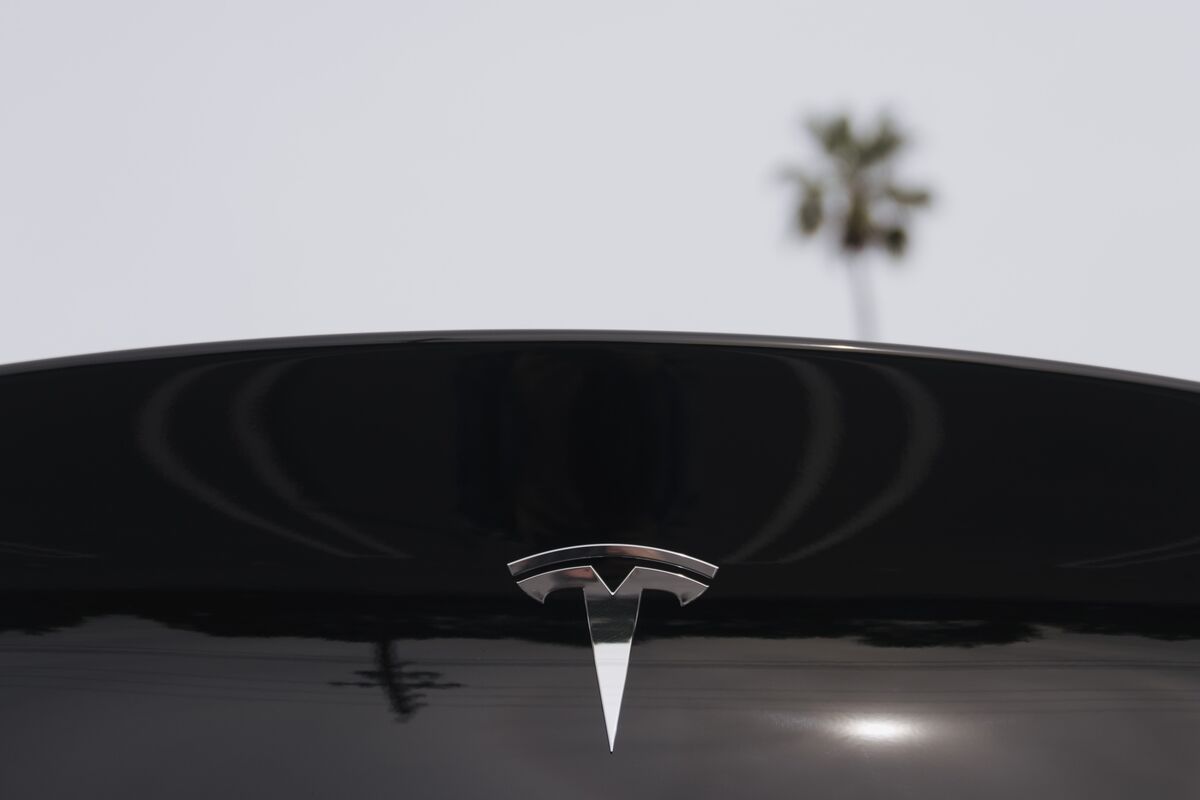 原因はパネル表示の文字サイズ、テスラがEV220万台リコール - Bloomberg