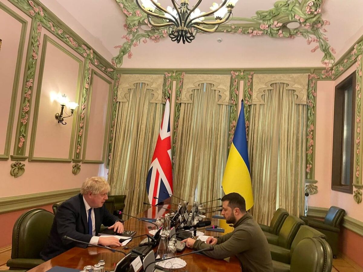 Johnson Meets Ukrainian President in Kyiv to Talk Financial Aid