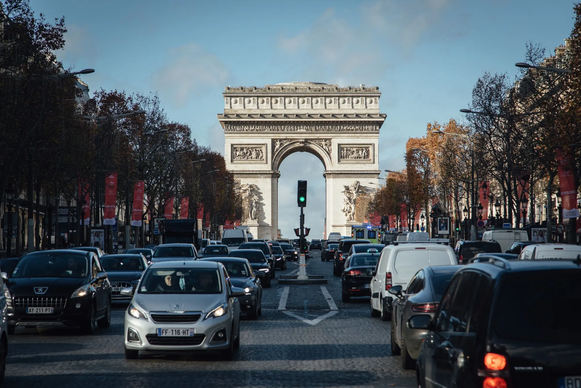 In Paris,&nbsp;the local government has reserved one lane on the main highway encircling the city for public transport and carpooling.