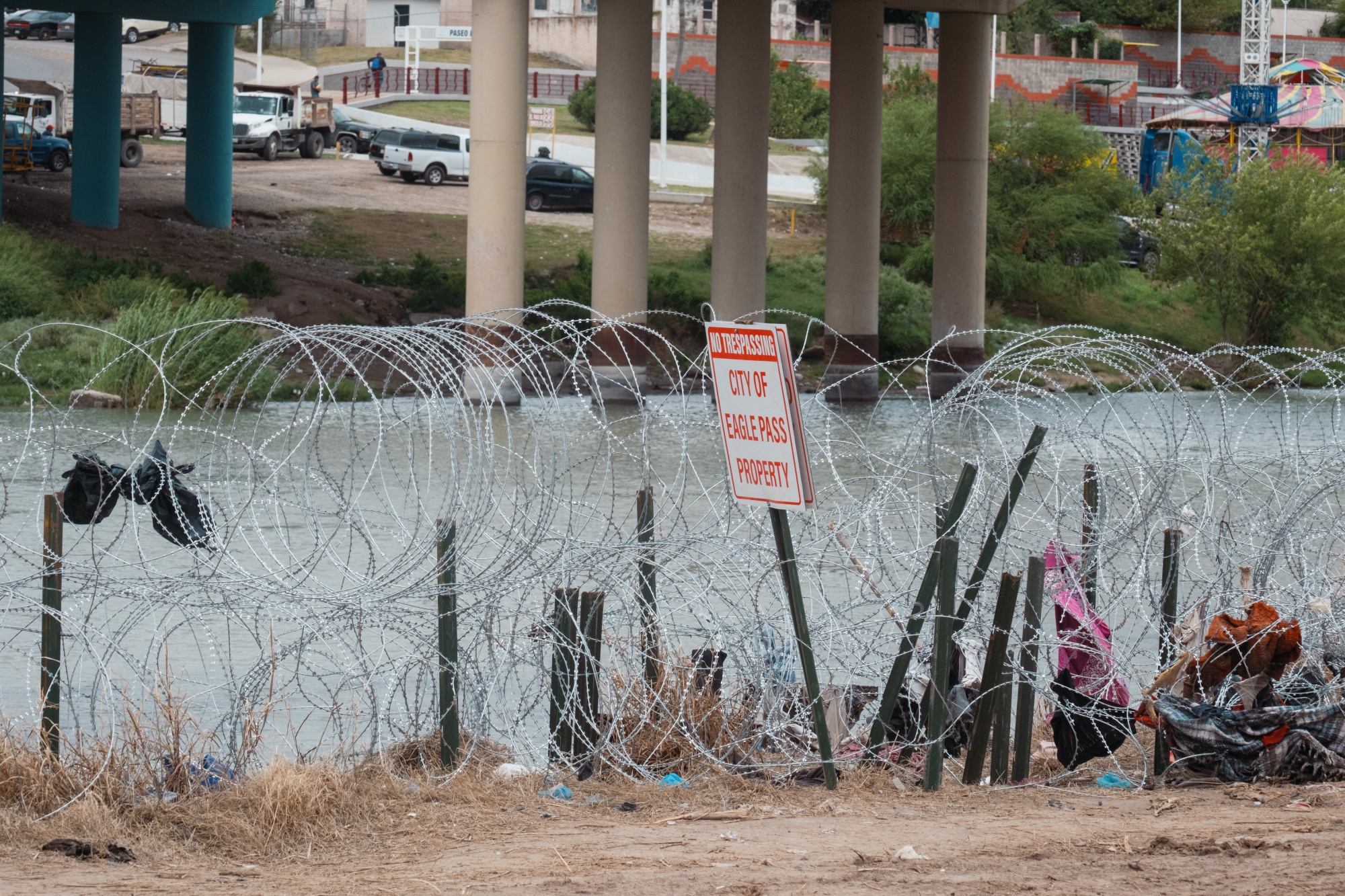 Texas' Greg Abbott Pledges More Razor Wire at Mexico Border to Stop  Migrants - Bloomberg