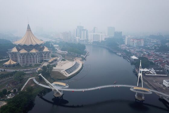 Malaysia Shuts 400 Schools as Haze From Indonesia’s Fires Spreads
