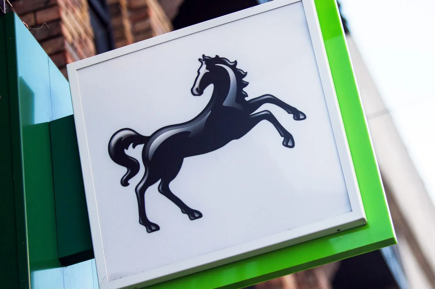 Lloyds Upgrades Income Guidance Even as Earnings Fall - Bloomberg