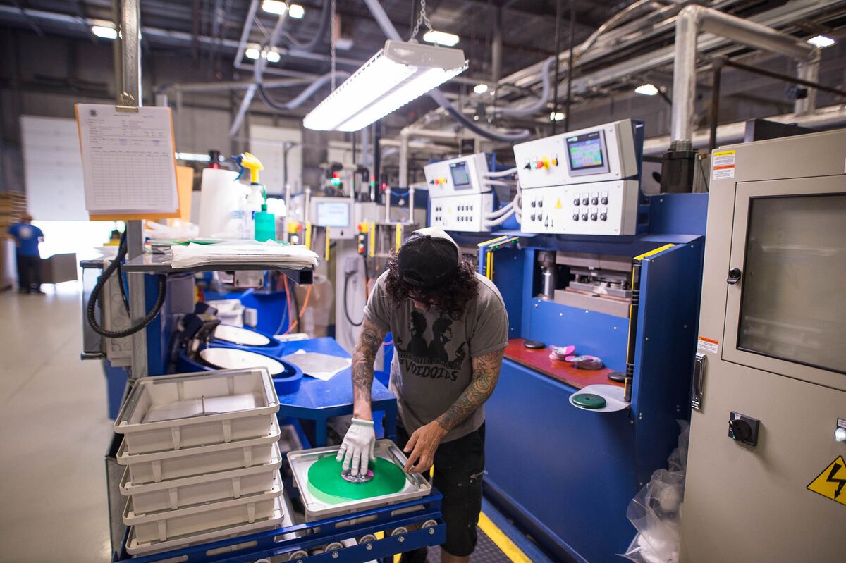 Vinyl Operatoring Machine Making the Same Old Vinyl Records With All New Machines - Bloomberg