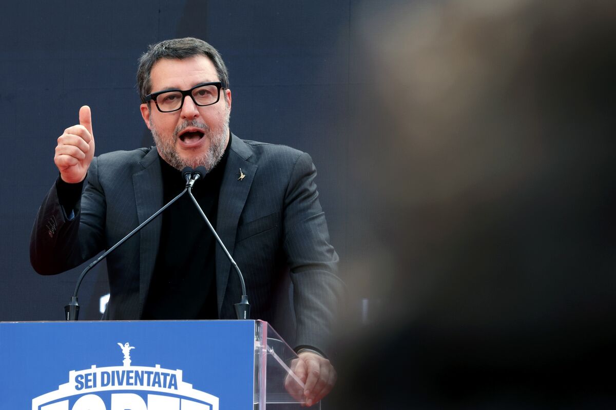 Italy’s Salvini Renews Call for Payments From Intesa, Unicredit