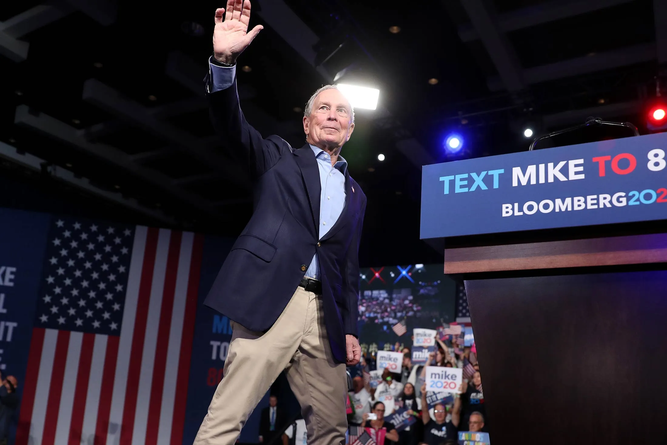 Michael Bloomberg waves to attendees during an event&nbsp;in West Palm Beach, Florida, on March 3.&nbsp;