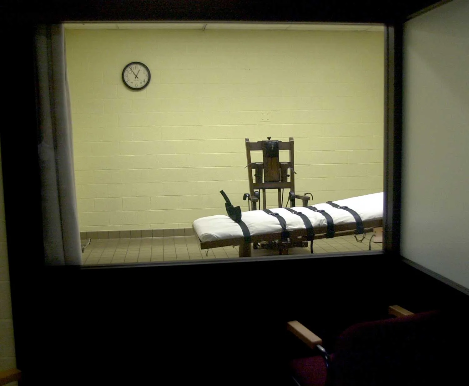 A 2001 view of the death chamber from the witness room at the Southern Ohio Correctional Facility in Lucasville, Ohio.
