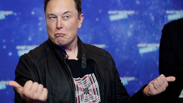 Tesla rompe mantra sin anuncios de Musk; acciones caen 30%