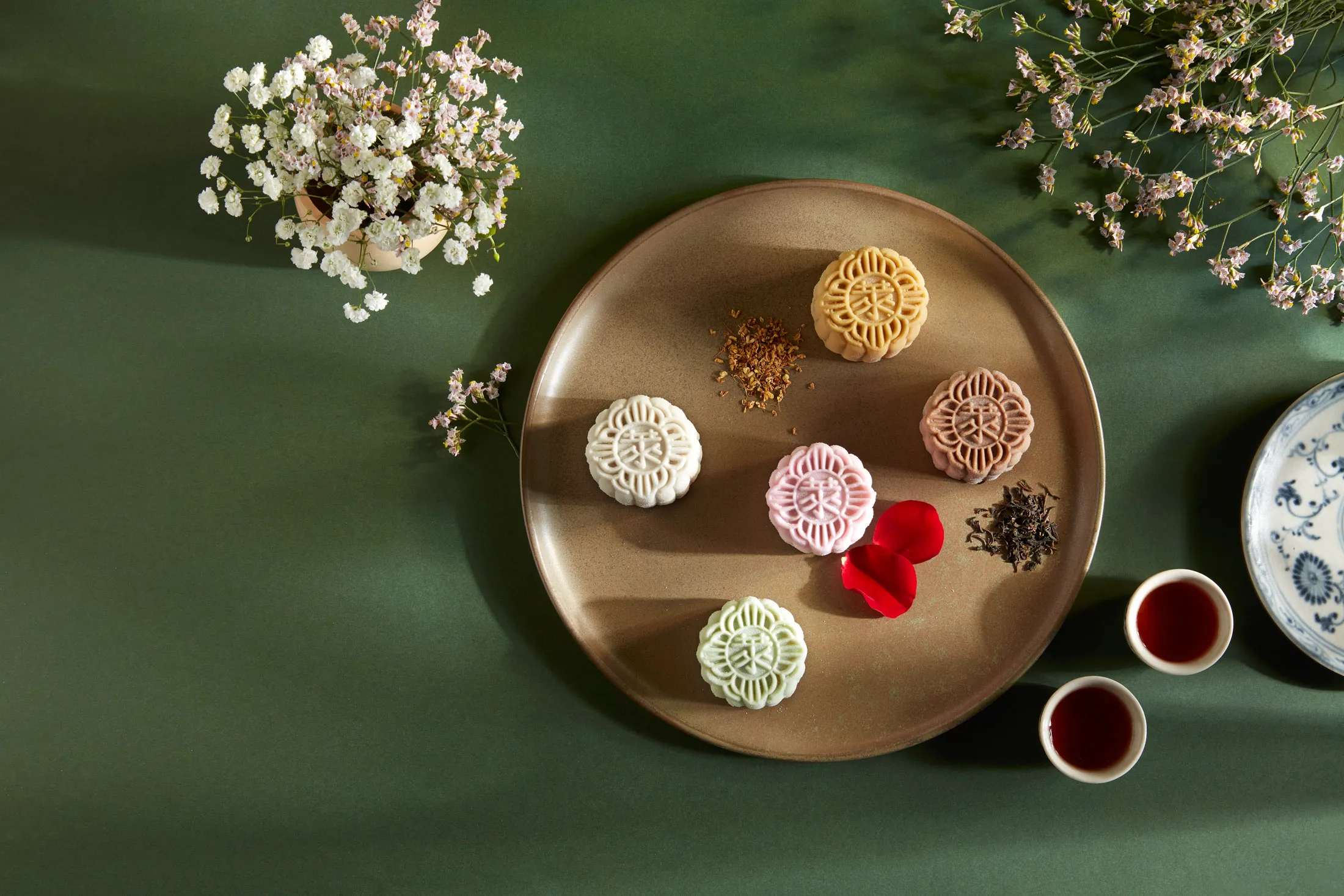 Snow skin mooncakes from&nbsp;Raffles Hotel Singapore are&nbsp;focusing&nbsp;this year&nbsp;on such fruit flavors as&nbsp;strawberry&nbsp;chocolate.