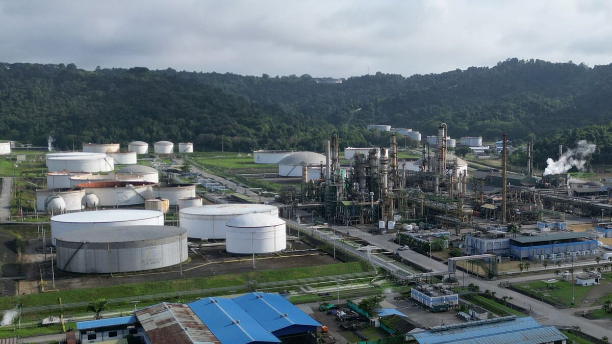 bloomberg.com - Vinicius Andrade - Ecuador Looks to Tap Global Debt Markets Again Amid Oil Jump