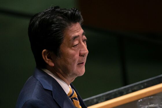 Abe, Kuroda Mount Pressure on Japanese Businesses to Lift Wages