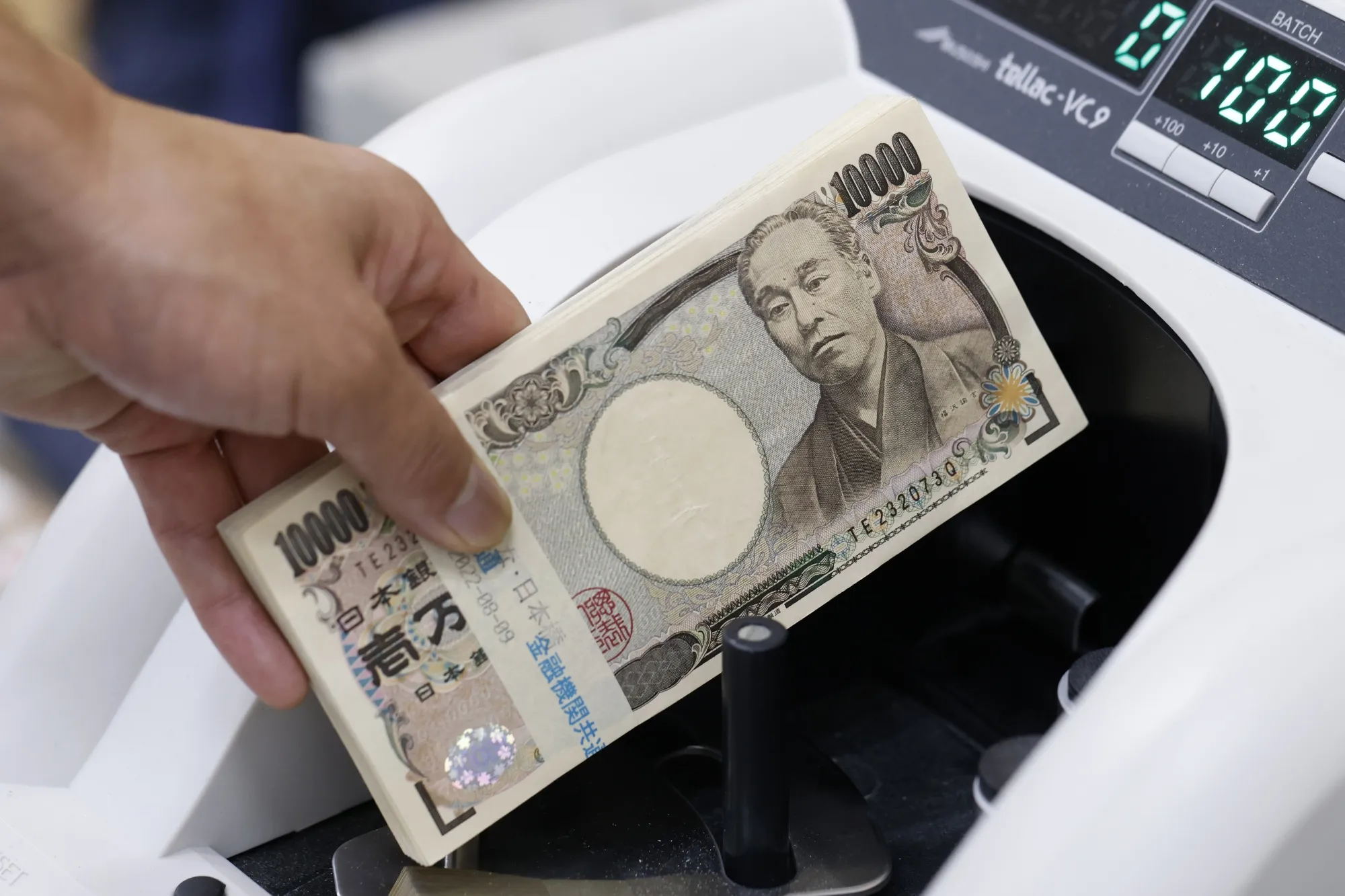 JPY/USD: Japanese Yen Breaches Key Level of 150 Per US Dollar - Bloomberg