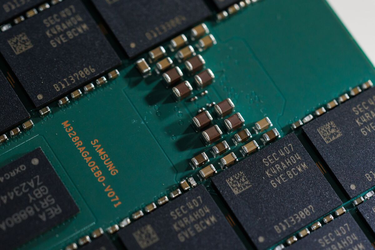 Samsung, SK Reportedly to Invest $1.3 Trillion Over 10 Years - Bloomberg.com image