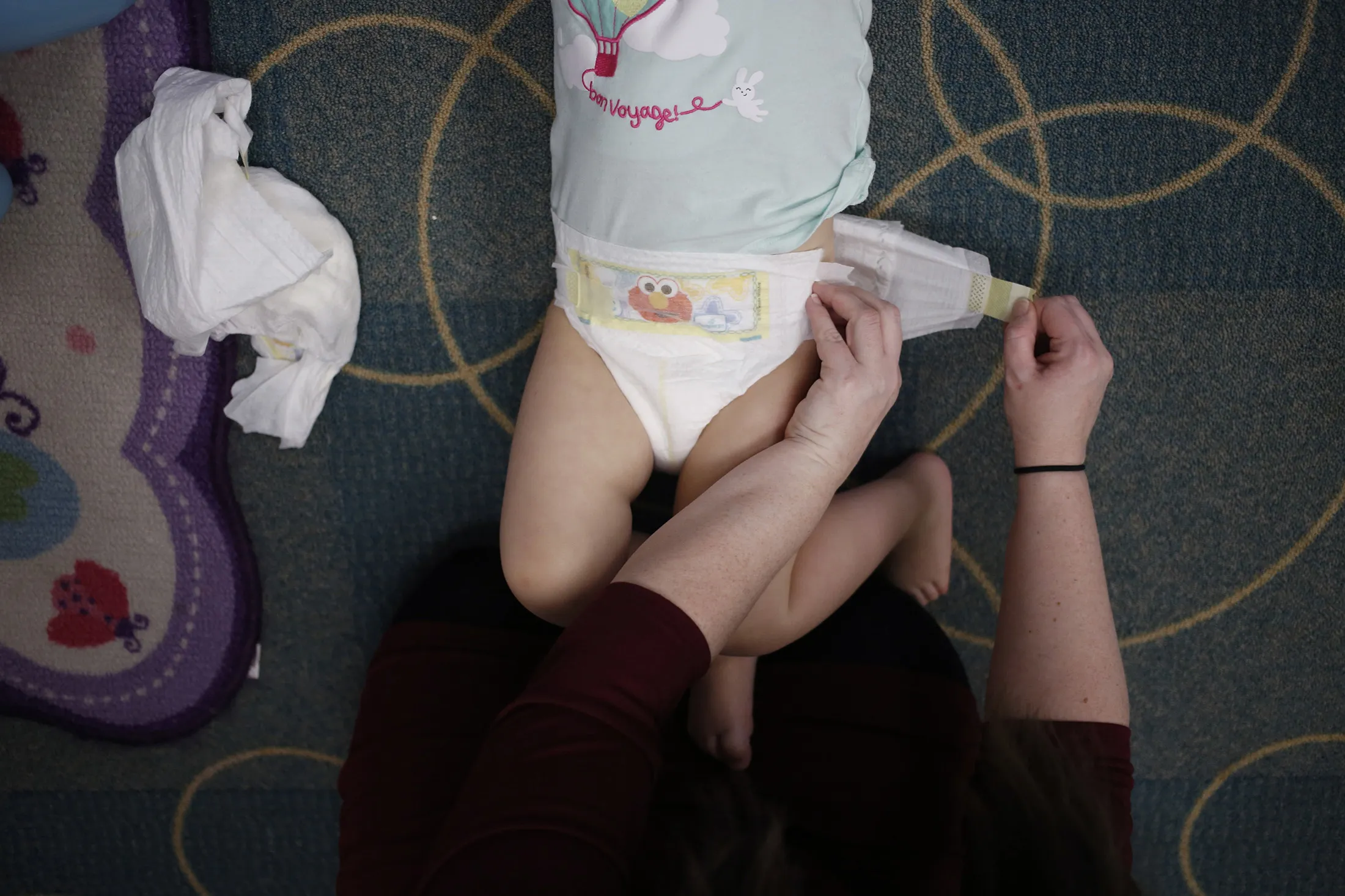 The mother of a toddler participating in a Procter and Gamble consumer research study changes her daughter's diaper a diaper test at P&amp;G's baby care laboratory in Cincinnati, Ohio, U.S. on Friday, Feb. 28, 2014. Luke Sharrett for Bloomberg
