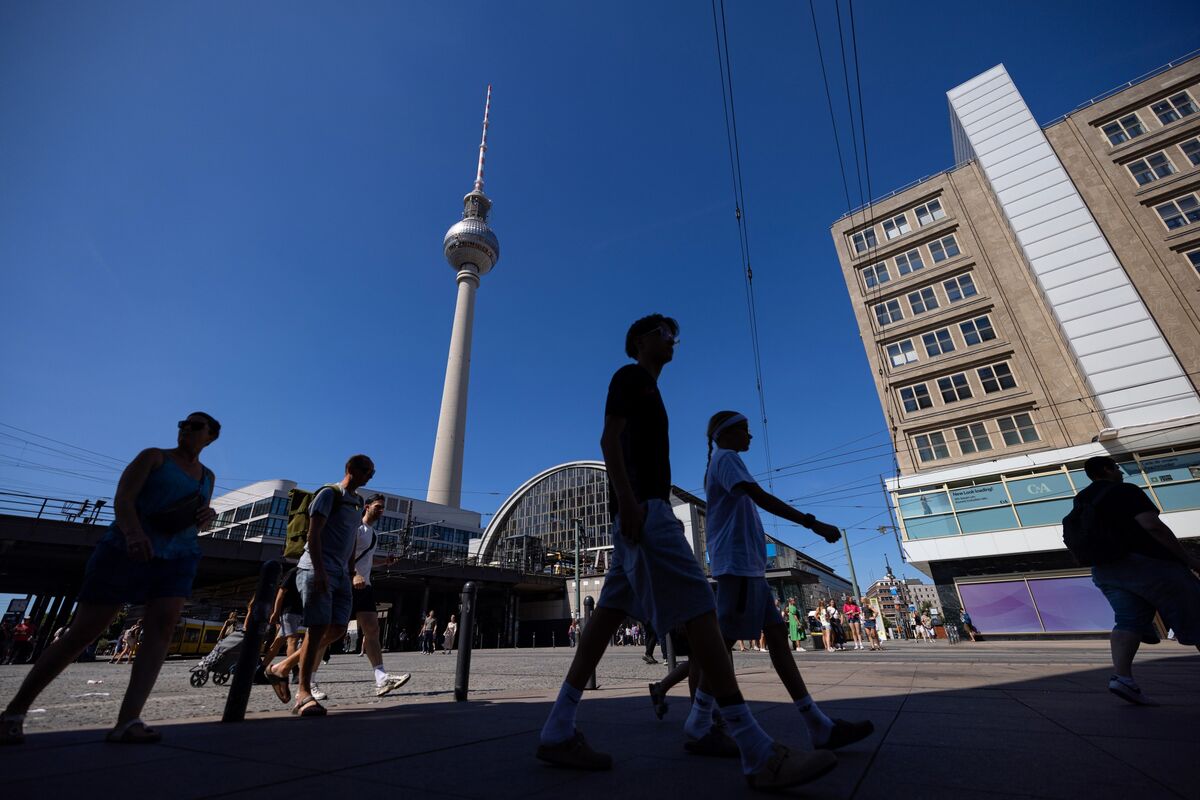 Euro-Zone Slowdown Will Help Keep ECB Rates on Hold for Now