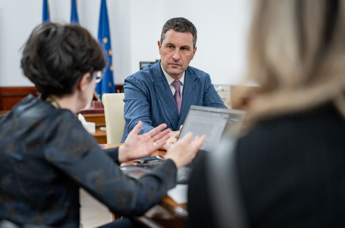 🟪"Crisi Politica in Romania: Le Autorità Rassicurano gli Investitori sulla Stabilità Economica"