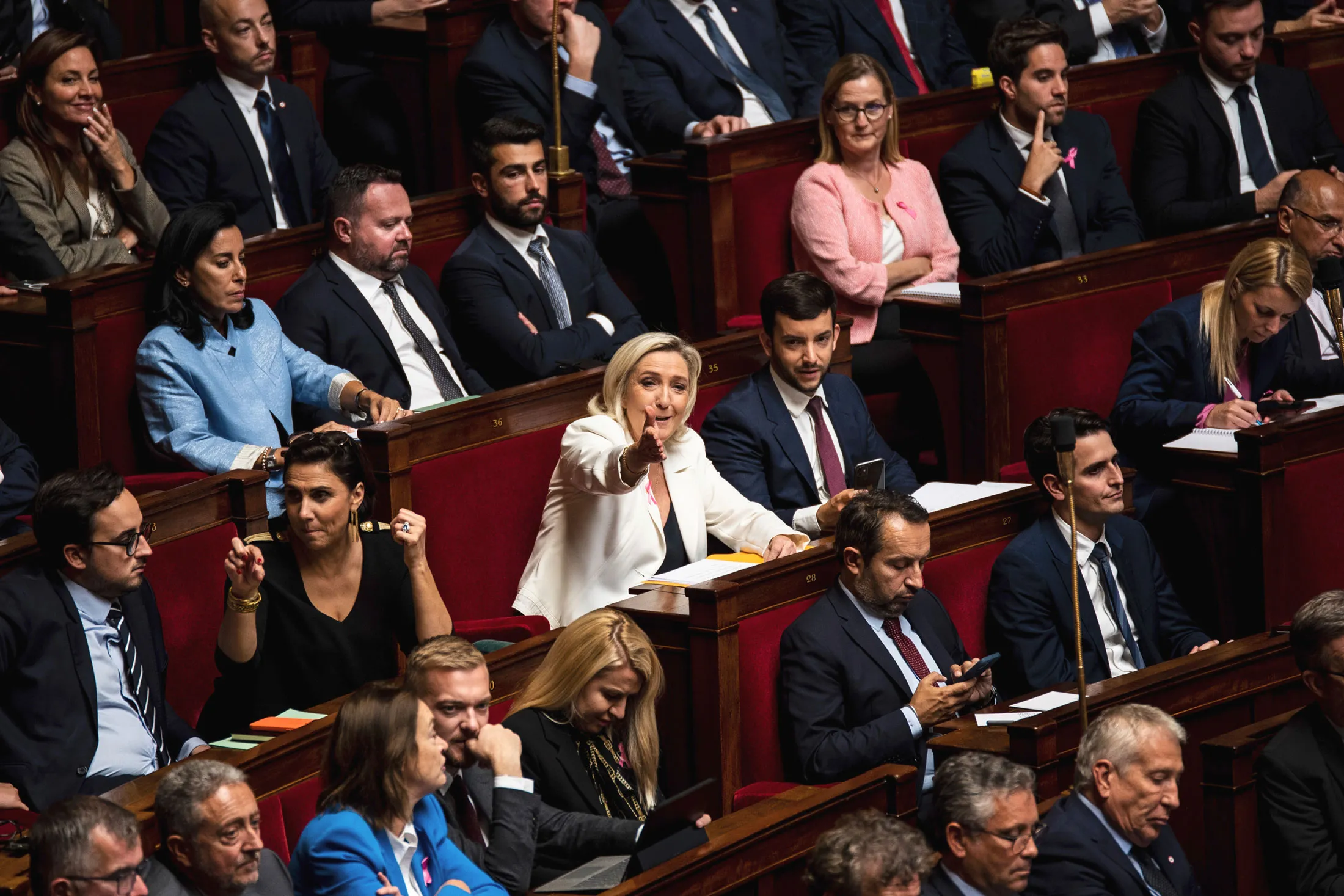 Марин Ле Пен (в центре) в парламенте во время выступления нового премьер-министра Мишеля Барнье в Париже, 1 октября.