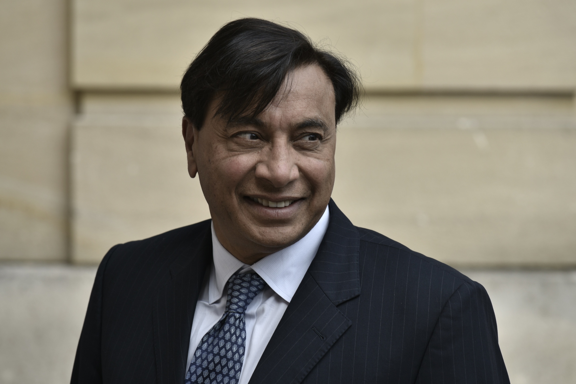 Lakshmi Mittal: Family night at the fight: Lakshmi Mittal hangs