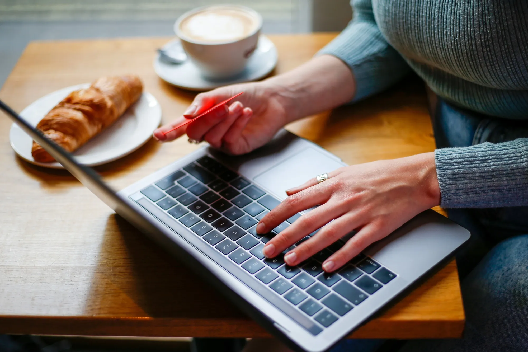 Internet Shopping Leads Recovery in U.K. Consumer Spending