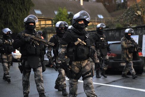 French special forces carry out searches as part of an investigation following the Hebdo attacks