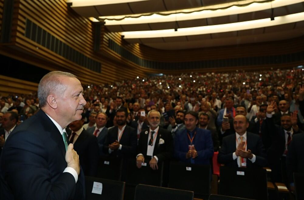 Ο Erdogan συνεχίζει το "βιολί" του παρά την ήττα στην Κωνσταντινούπολη