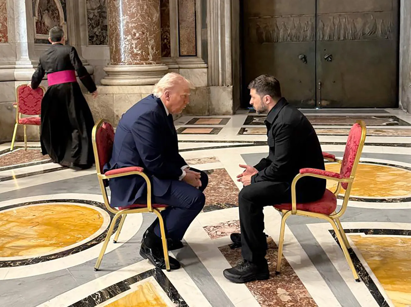 Trump Held Court at Pope Funeral as Politics, Ritual Mixed - Bloomberg