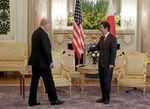 首脳会談に臨むトランプ大統領と安倍首相