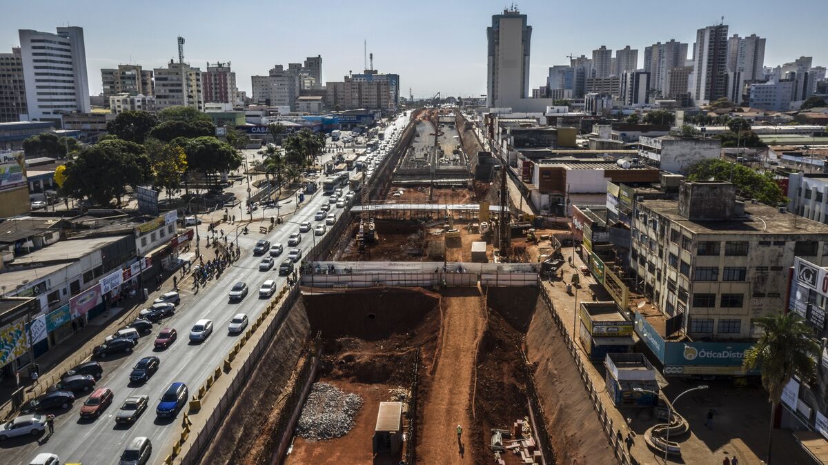 bloomberg.com - Martha Beck - Treasury's Record Interventions Challenge Brazil Financing Plan