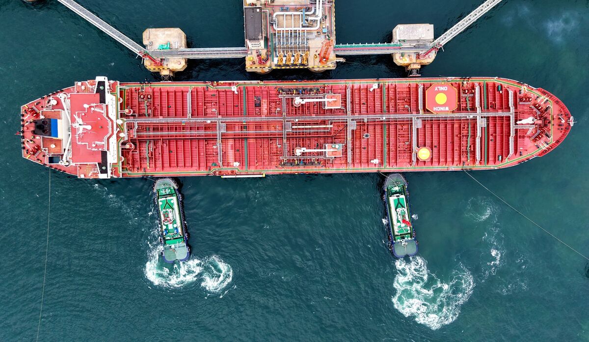 bloomberg.com - Weilun Soon - Oil Tankers U-Turn, Rush to Middle East Before Hormuz Reopening