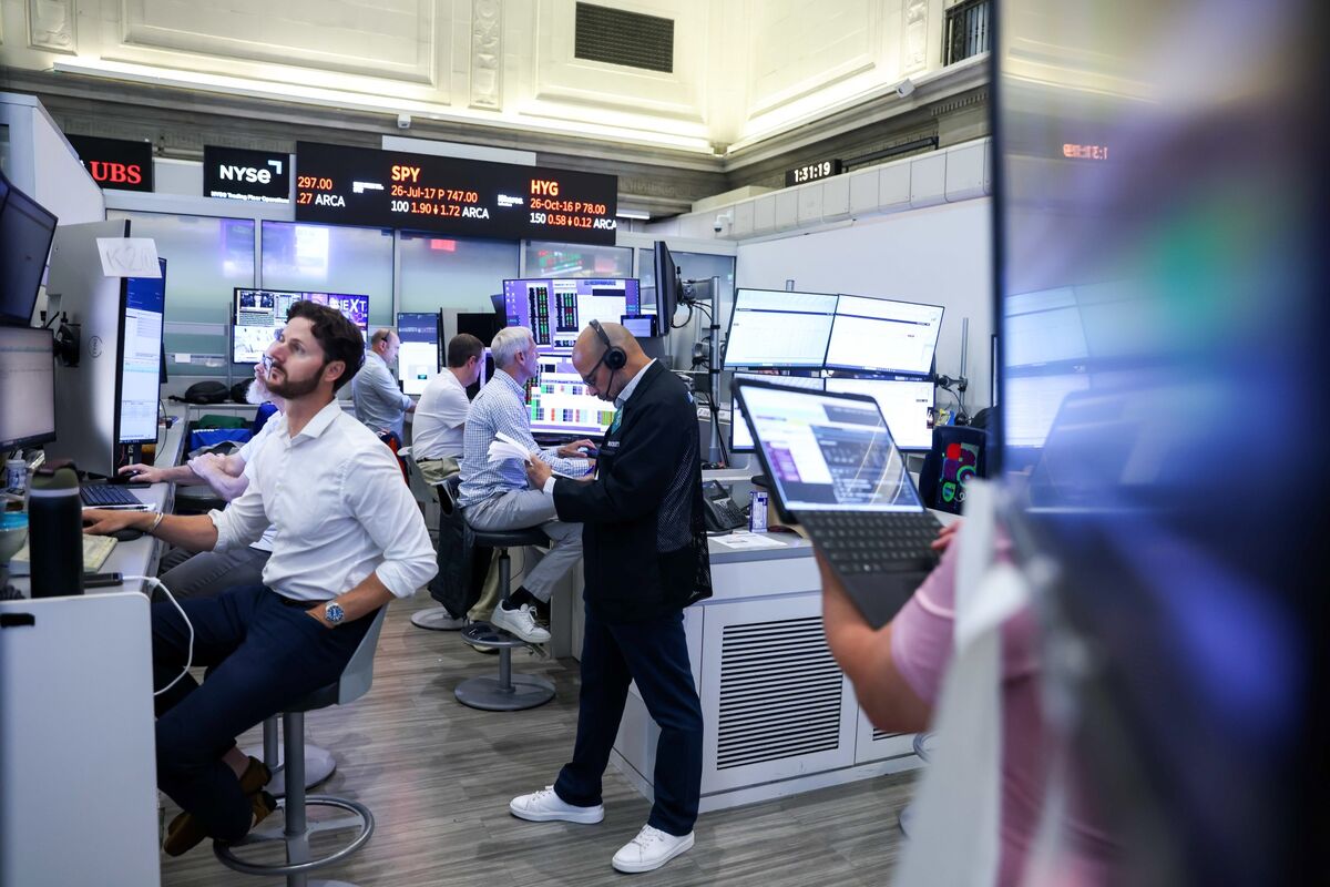 US Stock Futures Drop as Traders Focus on AI Spending, Oil Jumps